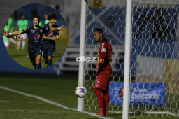 El portero del Marathón se quedó parado al momento de la ejecución de penal de Roberto Moreira.