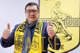 “Mono” Burgos, ex ayudante del Cholo Simeone, es nuevo técnico del Aris FC donde juega el hondureño Luis Palma