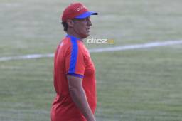 Pedro Troglio dejó en claro que no tiene problemas con Beckeles ni mandó jugadores a reservas. Foto: Ronal Aceituno.