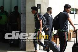 Los seleccionados aztecas al momento de bajar del bus y entrar a su hotel de concentració. Foto: Ronal Aceituno.