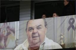 El palco de Olimpia fue adornado con una enorme pancarta de Rafael Ferrari.