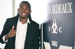 El delantero hondureño Alberth Elis posando en las oficinas del club que se ubican en el estadio Matmut Atlantic de Burdeos. Fotos cortesía