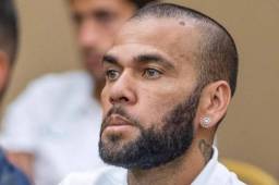 Dani Alves y su abogado reconocen que si hubo penetración, pero que fue con el consentimiento de la mujer que lo acusa de violación.