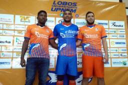 Franco Güity, José Mendoza y Michael Osorio posando con la camisa de la UPNFM. Fotos Ronald Aceituno