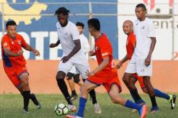 Osman Elis maneja en balón en el amistoso ante Lone FC.