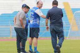El entrenador Fabián Coito cuando dialogaba ayer con los administradores del estadio Olímpico de San Pedro Sula. Fotos Melvin Cubas