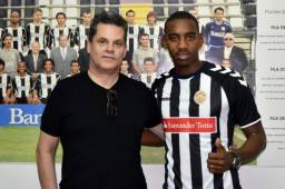 El delantero hondureño Bryan Róchez posando con la camisa del Nacional de Madeira de la primera división de Portugal. Fotos cortesía