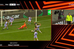 Esta fue la acción en la que Sergio Busquets intenta evitar el remate y puntea el balón para evitar el disparo.