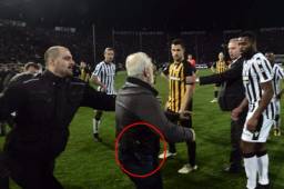 El presidente del PAOK, Ivan Savvidis, ingresó a la cancha con una pistola.