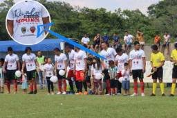 Los jugadores del San Juan salieron con la camisa conmemorativa.