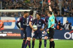 El brasileño Neymar no pudo terminar el partido por recibir doble amarilla en el clásico ante el Marsella.