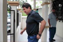 Momentos cuando el entrenador de Marathón, Héctor Vargas, salía de rendir su declaración en la Comisión de Disciplina. Foto Moisés Valenzuela