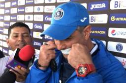 Diego Vázquez se tapó la boca con una cinta por uno segundos durante la conferencia de prensa.