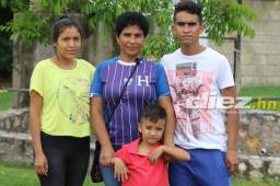 La familia llegó al enteno y recordaron los inicios de Carlos Costly en México.