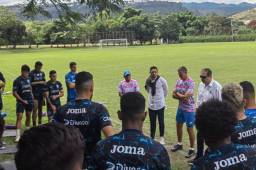 Pedro Atala sorprendió con su presencia en el entrenamiento del Motagua y se ha reunido con toda la plantilla. Foto: Motagua.com