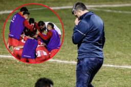 La tristeza del entrenador del Motagua, Diego Vázquez, cuando el árbitro anunció el final del partido con el último lanzamiento de penal del Real Estelí.
