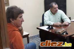 Momentos cuando el entrenador del Marathón, Héctor Vargas, platicaba con los abogados de la Comisión de Disciplina donde aclaró lo sucedido con Saíd.