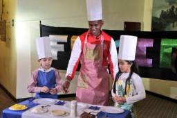 El futbolista hondureño del Necaxa de México, Brayan Beckeles, compartiendo con los niños en un reportaje especial que le realizó la cadena Univisión. Fotos cortesía
