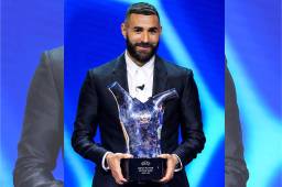 Karim Benzema lució su nuevo trofeo, que le categoriza como el mejor de la temporada pasada en Europa.