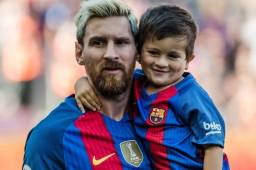 Lionel Messi junto a su hijo Thiago en el Camp Nou.