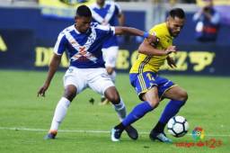 El hondureño Bryan Acosta en acción durante el partido ante el Cádiz en el último partido de la Liga 123. Foto cortesía
