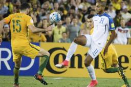 El delantero Eddie Hernández jugó algunos minutos contra Australia en el partido de vuelta a pesar de estar con el rostro lesionado.