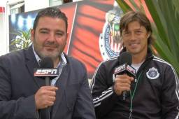 Odin Ciani, periodista de ESPN, entrevistando a Matías Almeyda, técnico de las Chivas.