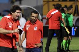 El entrenador del Olimpia, Héctor Vargas, se mostró indignado por el arbitraje y se fue directamente a reclamarle al juez Armando Castro. Foto Archivo DIEZ