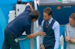 Bolillo en el momento que se acercó al timonel de Inglaterra.