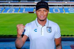 El ecuatoriano Antonio Valencia posando con la nueva camisa de Gallos Blancos de Querétaro. Foto cortesía