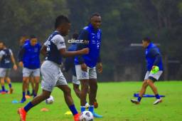 Alberth Elis se mostró muy contento en el entrenamiento antes de medirse a El Salvador.