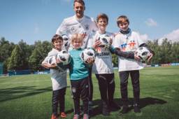 Más allá de la parte futbolística, Alemania busca dejar un legado en los países donde se instala en torneos internacionales como lo hizo en Brasil y ahora en Rusia.