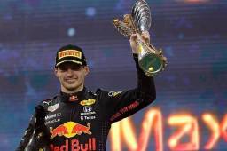 Max Verstappen levantando el trofeo de Fórmula Uno.