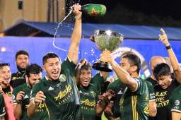 Los jugadores del Portland Timbers con la copa que los acreditó como campeones del torneo experimental MLS is back que se jugó a puertas cerradas en Orlando.