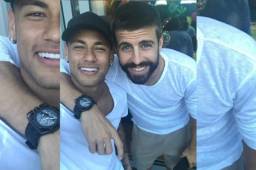 Neymar bromea fuerte con Gerard Piqué.