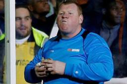 Wayne Shaw comiendo una torta de carne frente al Arsenal.