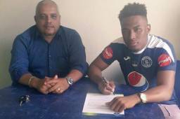 Deybi Flores firmó su contrato que lo liga al Motagua. (FOTO: Cortesía Motagua)