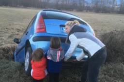 Shakira junto a sus hijos tratando de levantar un carro que se había accidentado.