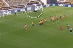 Luis Suárez sacó de tres cuartos de cancha un potente disparo que se fue a las redes.