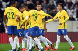 Neymar celebrando con sus compañeros tras su anotación.