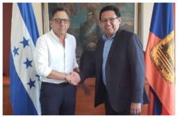 Salomón Nazar y el presidente de los Lobos de la UPNFM Hermes Díaz tras llegar a un acuerdo.