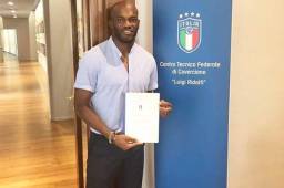 El hondureño David Suazo mostrando su título de entrenador UEFA Pro, el más alto que se entrega en Europa. Foto cortesía