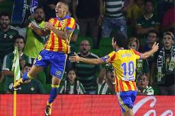 Rodrigo Machado celebrando el gol junto con Parejo.