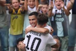 Paulo Dybala fue a celebrar junto a Cristiano luego del segundo tanto del portugués.