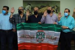 Momento en que la junta directiva de Marathón era juramentada.