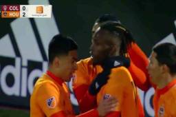 Alberth Elis celebra el segundo gol del Houston con sus compañeros.