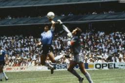 Peter Shilton critica el hecho de que Maradona nunca pidió perdón por marcarle un gol con la mano en el Mundial de México.