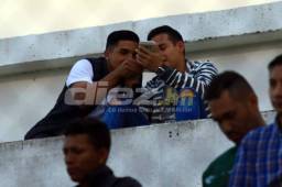 El delantero del Olimpia, Michael Chirinos en las gradas del estadio Carlos Miranda de Comayagua presenciado el juego de su equipo tras no poder fichar por Necaxa.