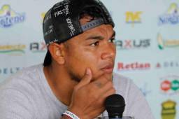 Mario Martínez, jugador del Real España, está entre la espada y la pared y esta semana tiene que darle la respuesta al Alajuelense de Costa Rica. Foto DIEZ