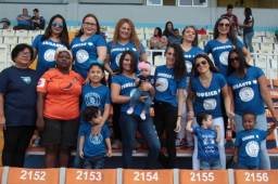 La madre de Wilmer Crisanto (camisa color naranja) se reunió en el Nacional, con otros familiares de los jugadores del Motagua.